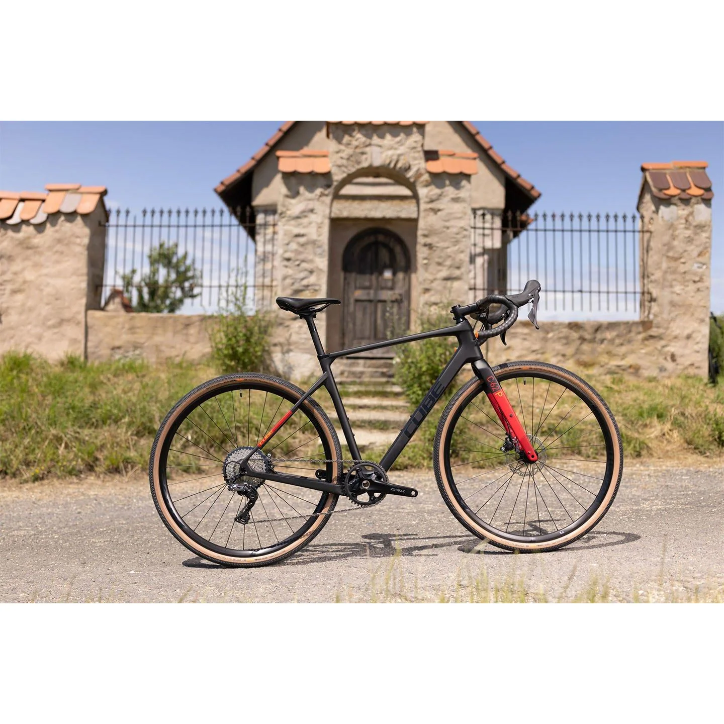 Cube Nuroad C:62 Pro Gravel Bike Carbon 'n' Red - Image 2