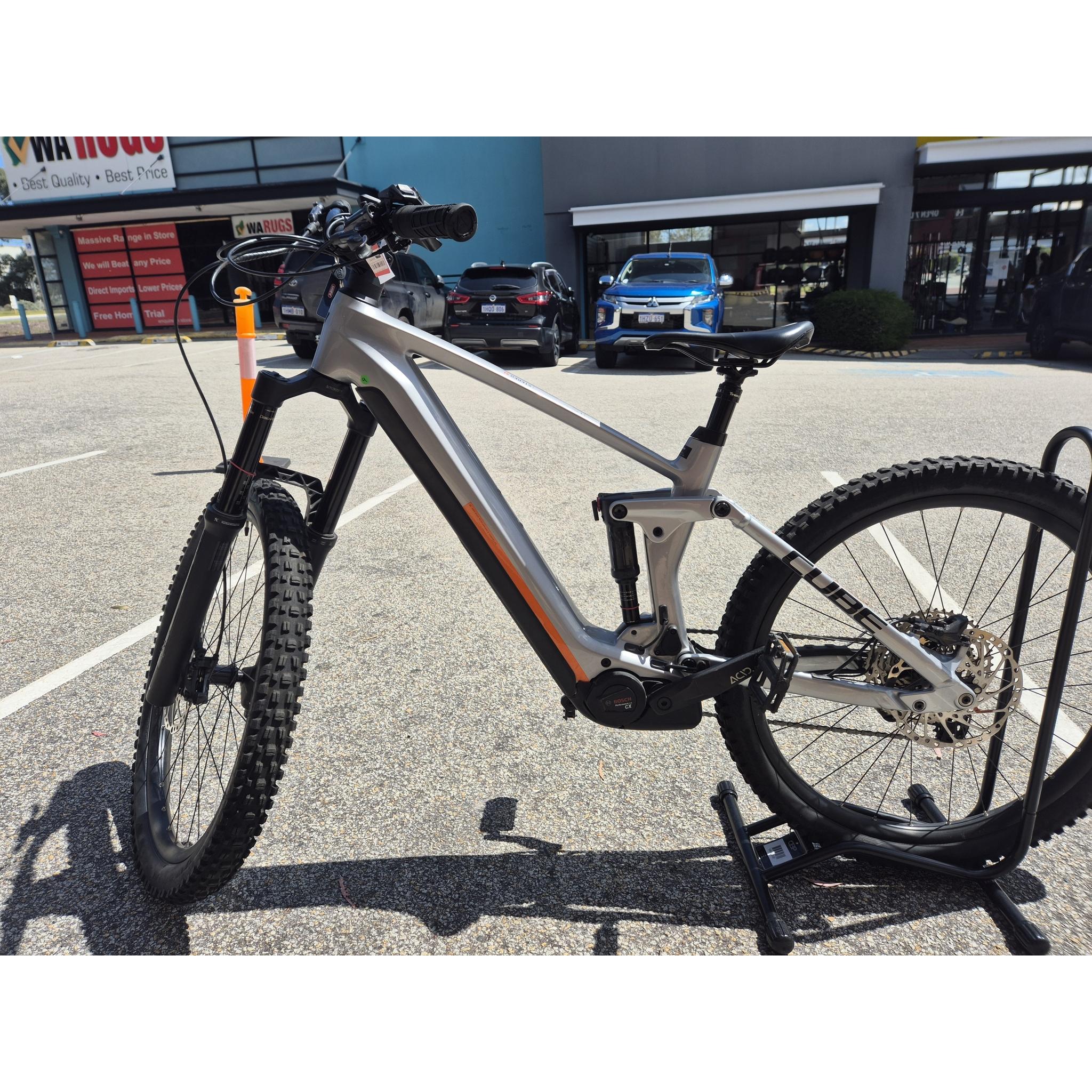 EX-DEMO Cube Stereo Hybrid 160 HPC SL 750 27.5'' Electric Enduro Bike Polar Silver 'n' Orange (Medium) - Image 4
