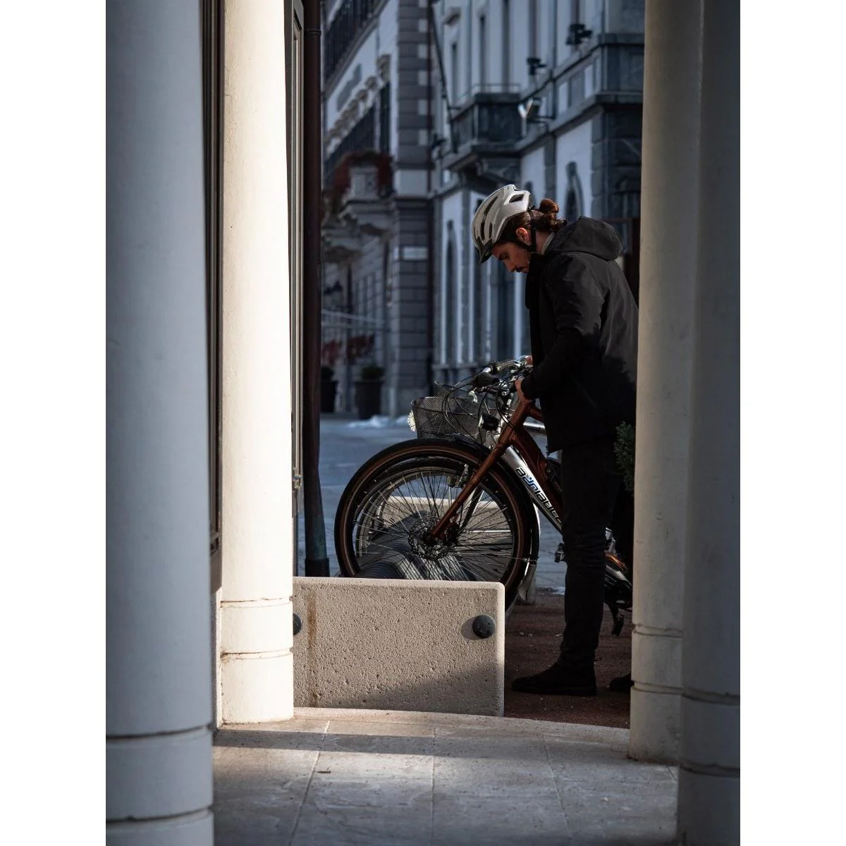 MET Downtown Helmet Grey - Image 6