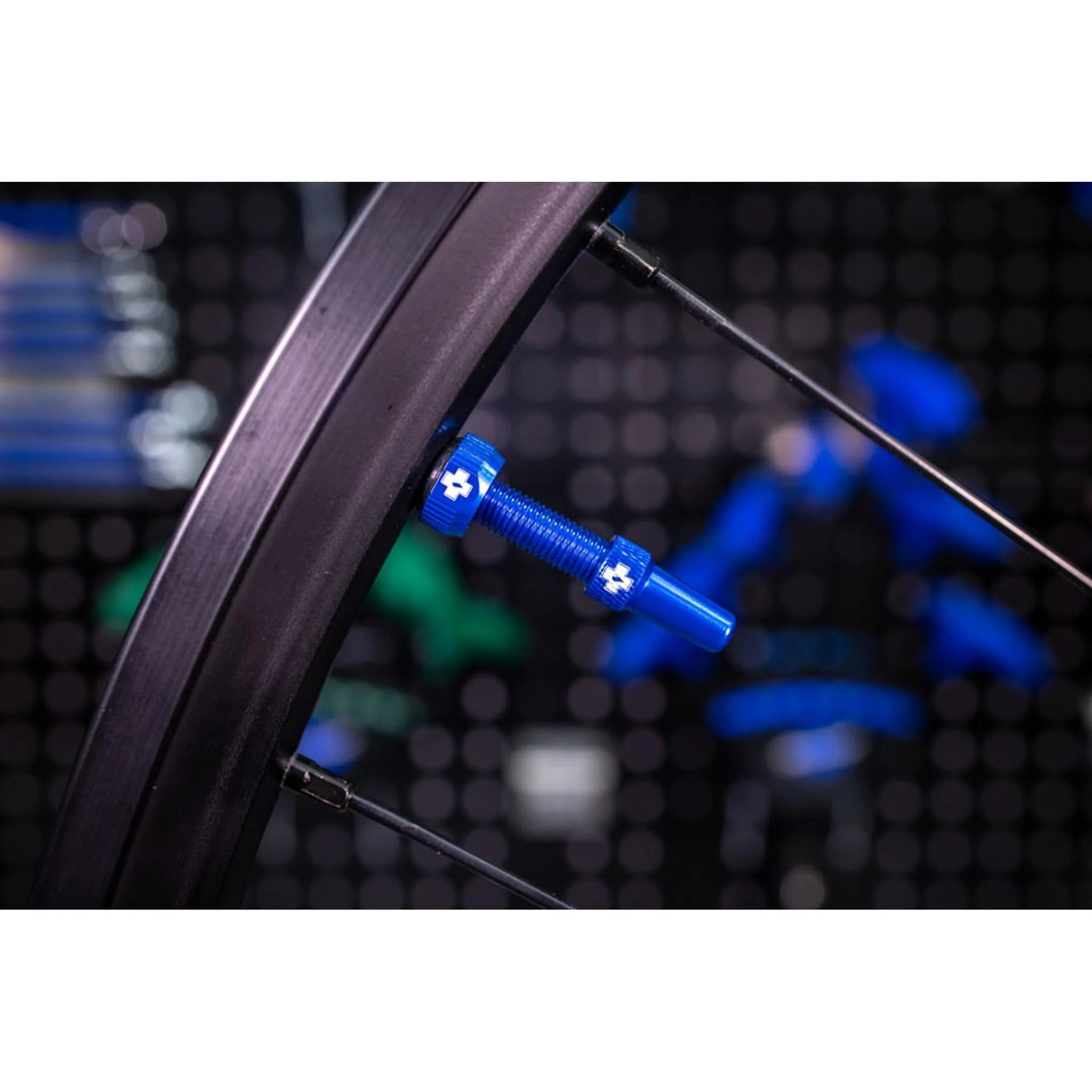 Muc-Off v2 Tubeless Presta Valve Kit 44mm Blue - Image 2