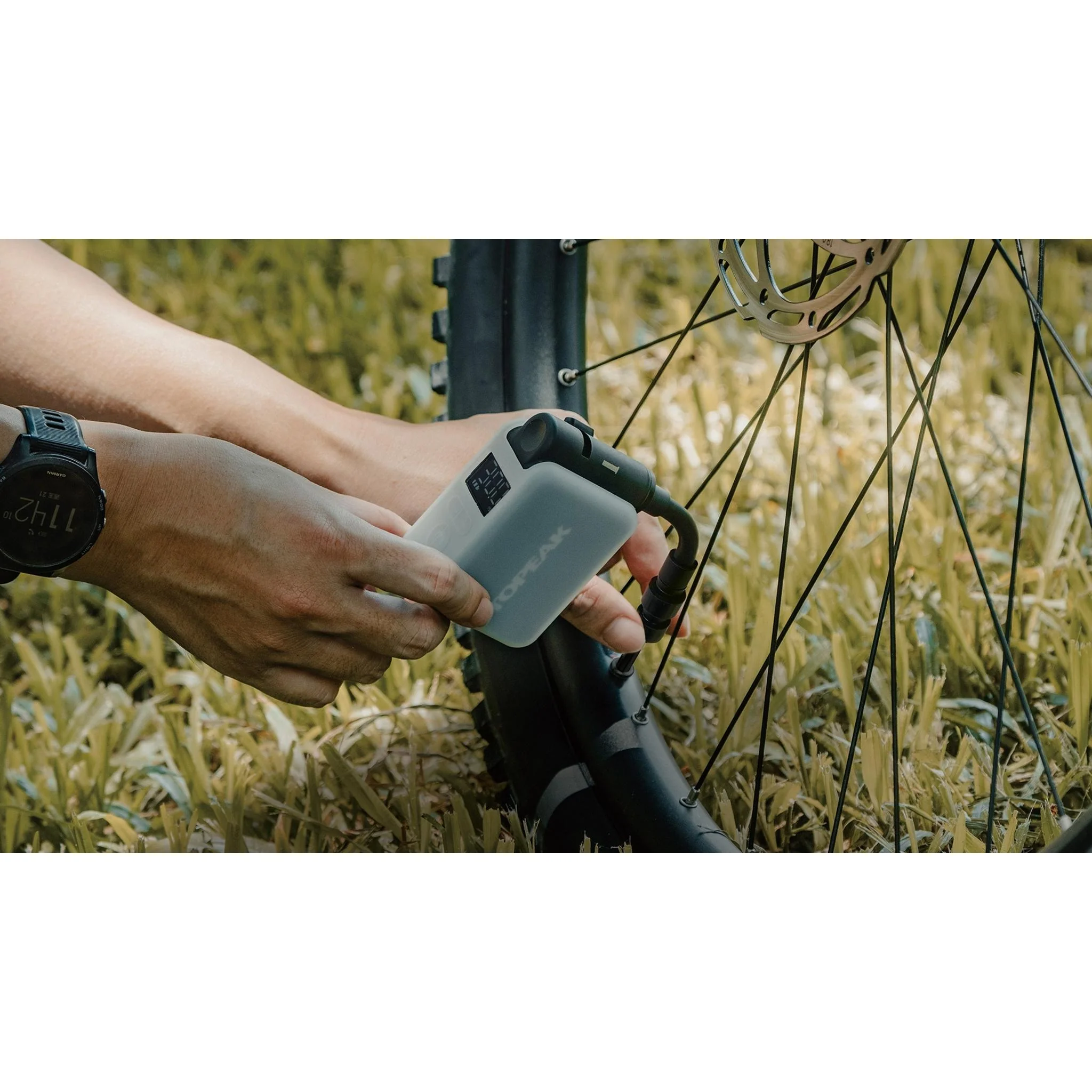 Topeak E-Booster Digital Electric Bike Tyre Pump - Image 4